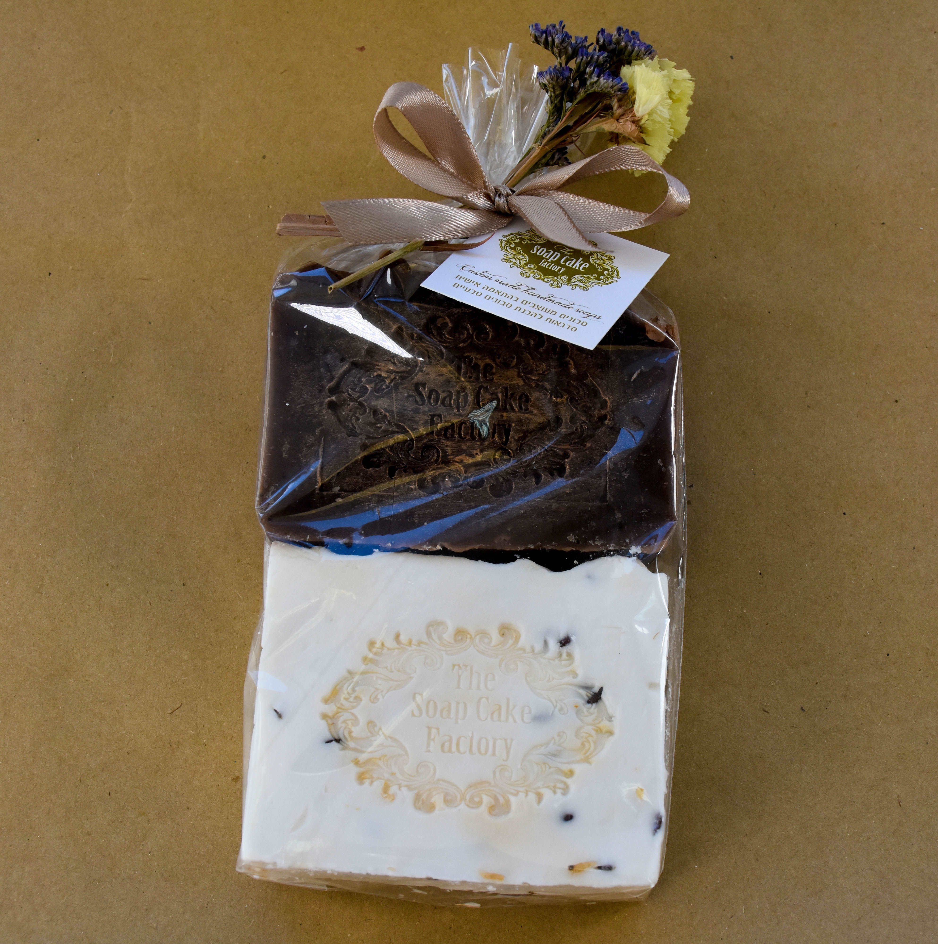 مجموعة من صابون زيت الزيتون باللون البني والأبيض