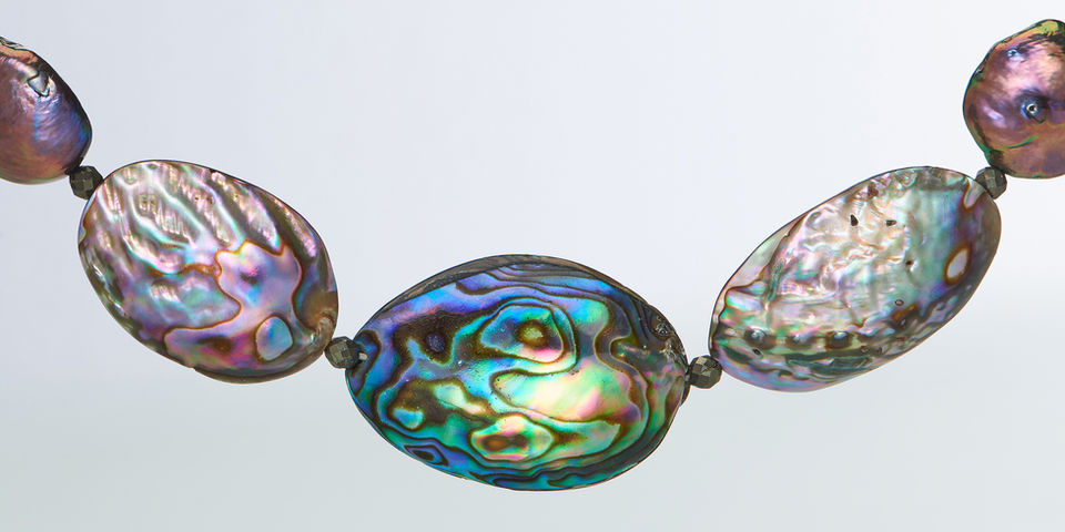 Detalhe do Colar Fantasia, feito com abalone e pérolas negras entremeadas por pedrinhas de pirita.