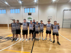 Skolas zēnu basketbola komanda ar skolotāju Andri RŪtiņu