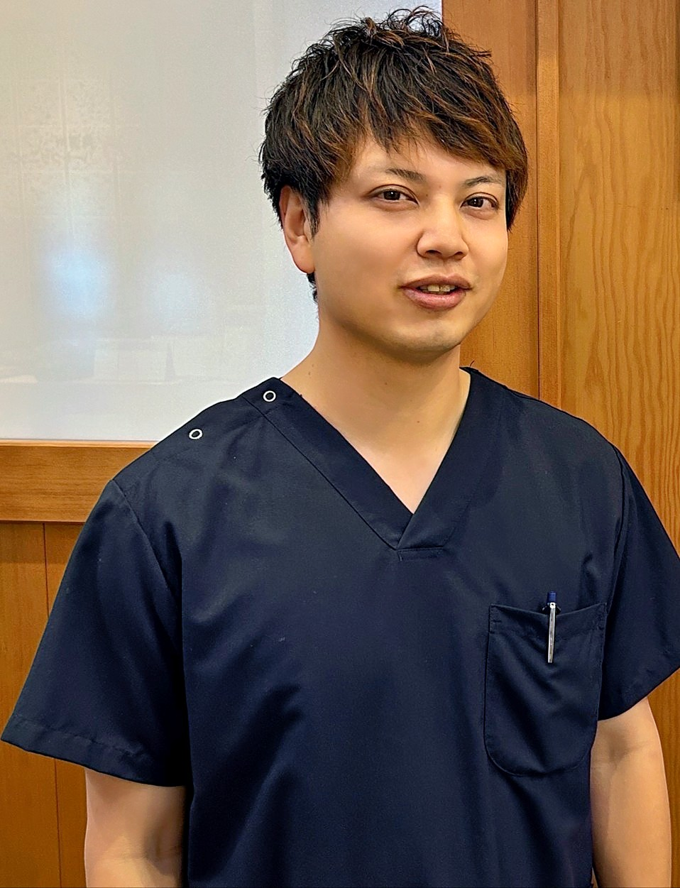 飯田市で自費リハビリを提供する、笑顔の男性理学療法士