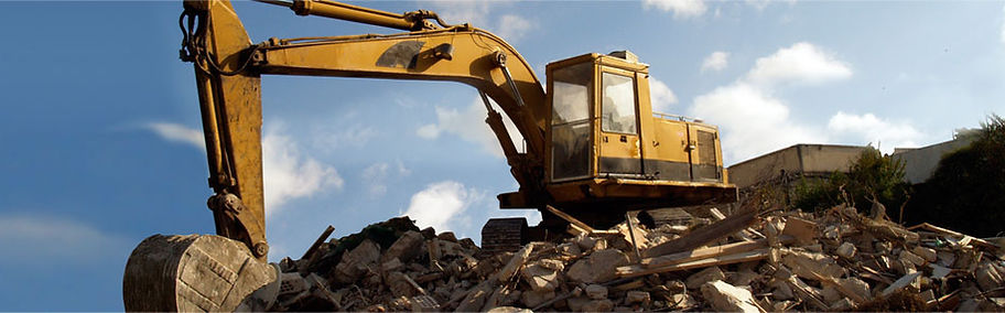 An excavator clears piles of construction waste
מחפר מפנה ערימות של פסולת בניין