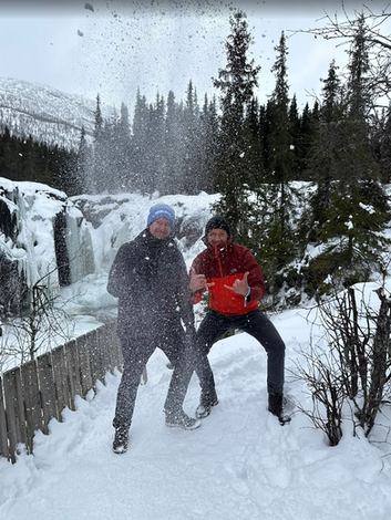 Zwei Flitzer im Schnee im Wald währen der Verfolgung