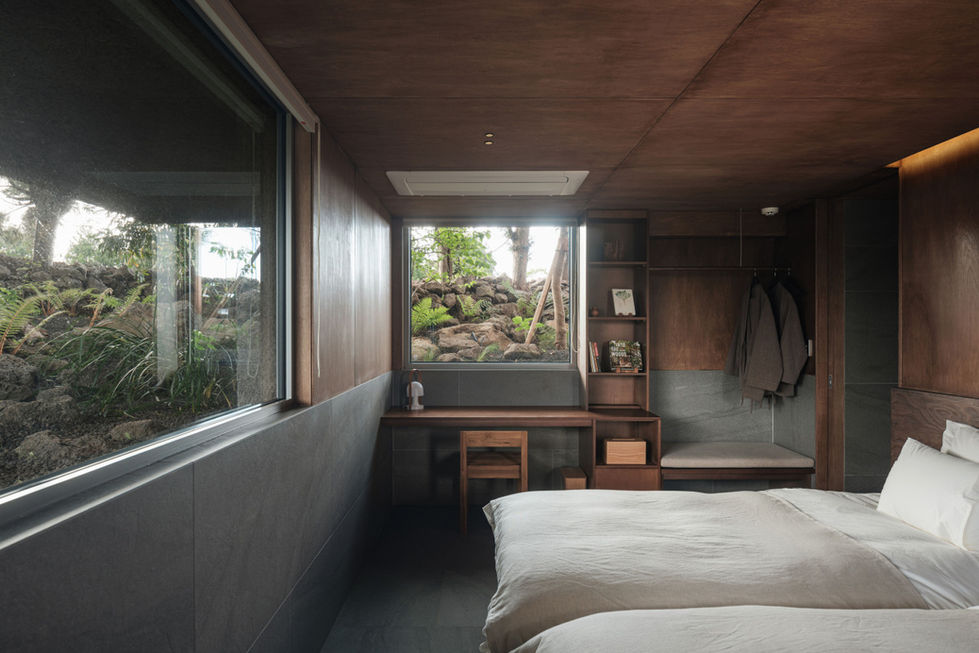 Bedroom finishes in a wooden house