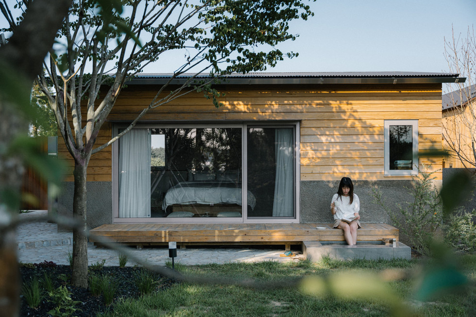 목조주택과 어울리는 여유로운 외부