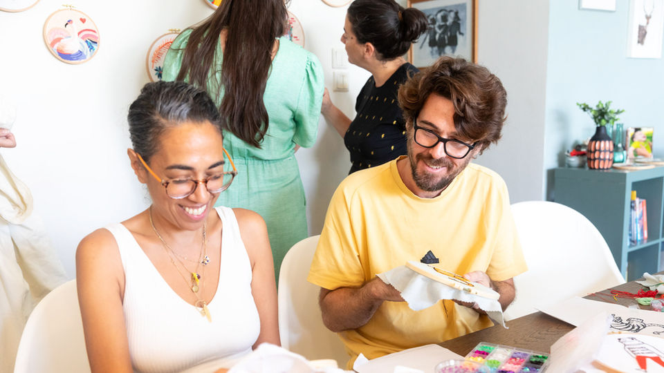 משתתפים בסדנת רקמה רוקמים עם חיוך