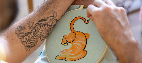 משתתף רוקם בסדנת רקמה