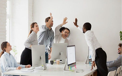 Equipe heureuse lors d'une animation de CODIR, de COPIL