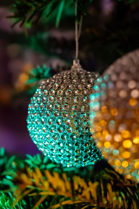 Boules de Noël scintillantes, décoration festive, Portfolio Nicéphore, or et vert, gros plan.