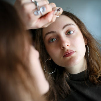 Jeune femme se regarde dans le miroir, portraits, JRP photographe.