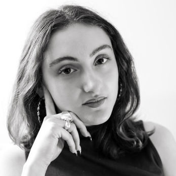 Femme posant, portraits. JRP photographe, regard direct, fond blanc. Photographe portrait et shooting.