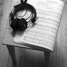 Nature morte musique, Casque audio noir sur partitions musicales, petit tabouret en bois, JRP photographe.