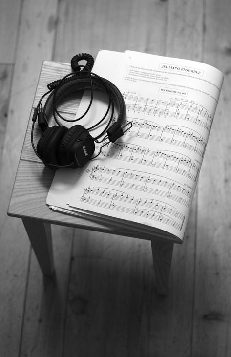 Casque audio noir et partitions sur un tabouret en bois JRP photographe.