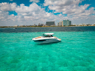 Techo duro o hardtop del yate Sea Ray 320 proporcionando sombra estructurada a la zona de mando y pasajeros.