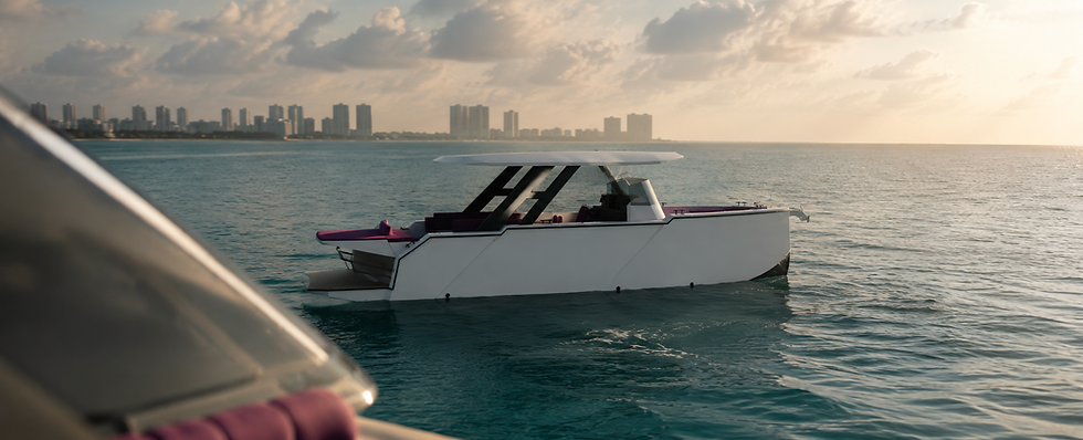 Manglare M33 navegando en las aguas de Cancún
