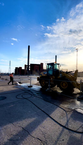 Harjaus konelakaisupalvelut. Imuautolakaisut lakaisukonepalvelut Korkeapaine puhdistukset pihojen P-alueiden painepesut Pysäköintihallien pesut Siirrettävät painepesupalvelut Hiekan pois vienti Harjakonepalvelut Catepillar CAT Harjakone painepesuri kärcher karcher painepesuri