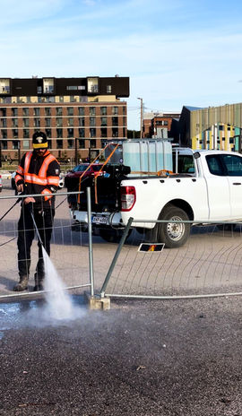 Harjaus konelakaisupalvelut. Imuautolakaisut lakaisukonepalvelut Korkeapaine puhdistukset pihojen P-alueiden painepesut Pysäköintihallien pesut Siirrettävät painepesupalvelut Hiekan pois vienti Harjakonepalvelut Catepillar CAT Harjakone painepesuri kärcher karcher painepesuri