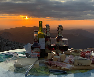 Repas au couché de soleil dans le Cantal