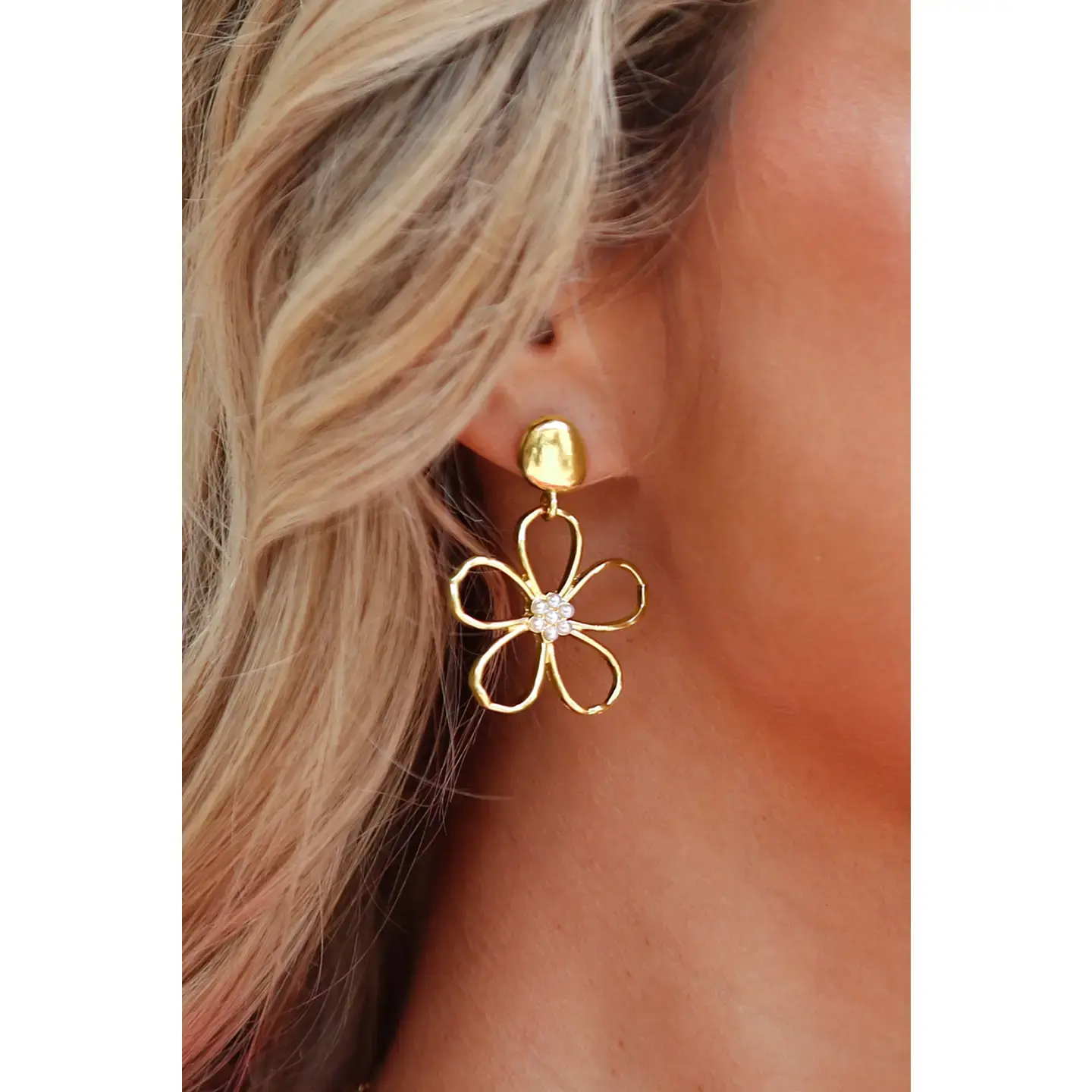 Vintage Cut Out Flower Pearl Decor Stud Earrings