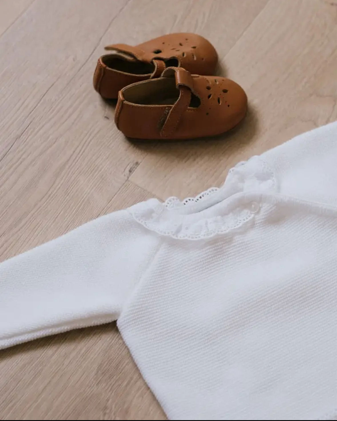 Brassière naissance en tricot avec col volanté