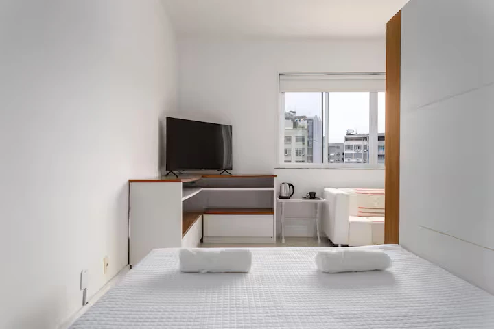 Miniatura: Curta Copacabana 32: Studio funcional com tudo embaixo