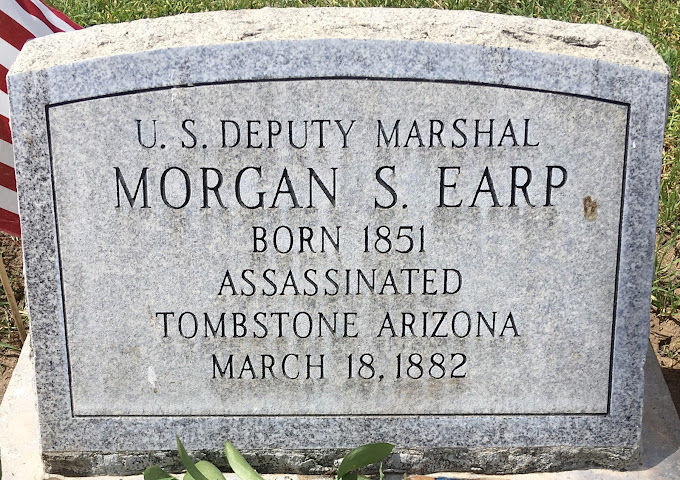 Rindiendo Homenaje al Oeste en la Tumba de Morgan Earp