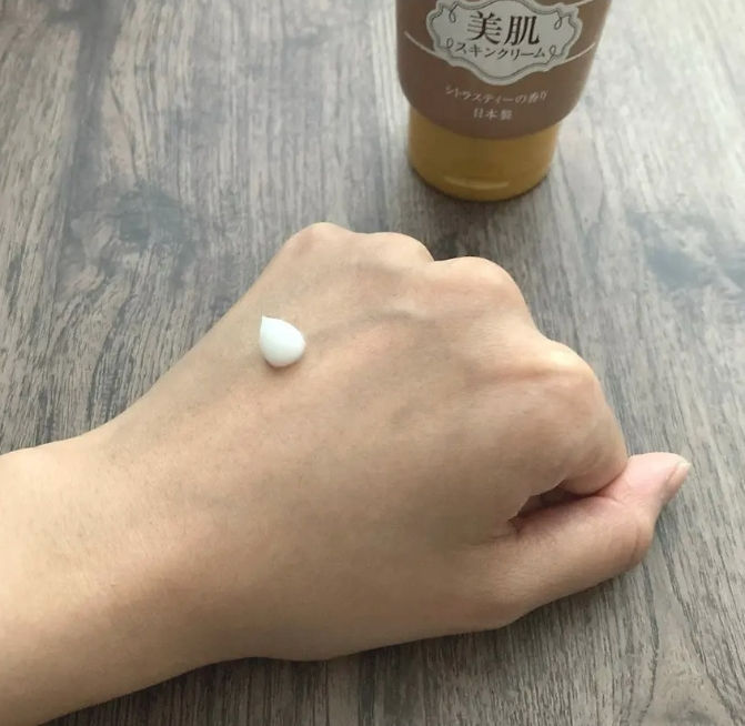 ภาพขนาดย่อ: โลชั่นบำรุงผิวกายน้ำมันม้าญี่ปุ่น Lishan โลชั่นบำรุงผิวกายน้ำมันม้าฮอกไกโดกลิ่นซิตรัสที