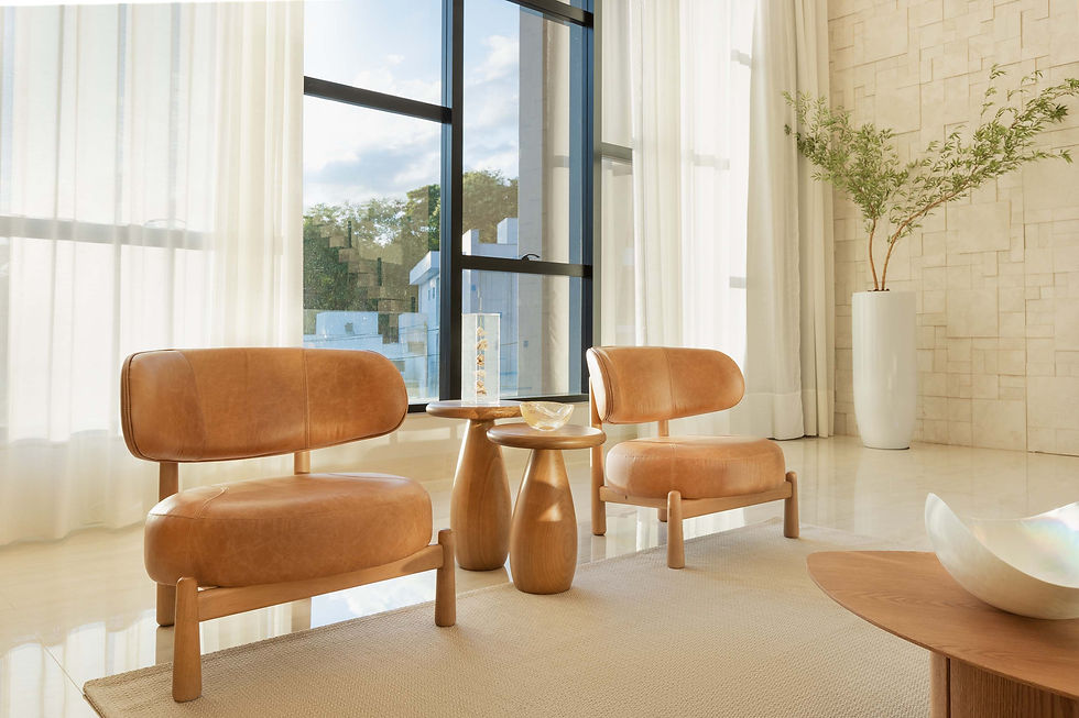 Casa moderna com piscina azul, paredes de vidro e paisagismo, sob céu ensolarado.