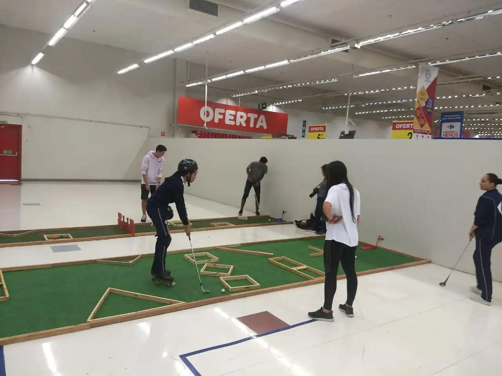 Criança jogando mini golf em pista temática.