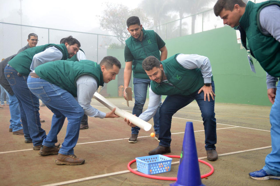 Colaboradores participando de dinâmicas em grupo para fortalecer o trabalho em equipe.