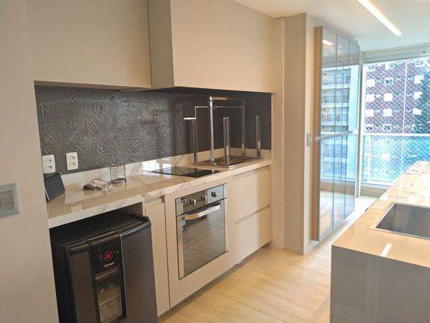 Reforma de apartamento em São Paulo, criando varanda gourmet com marcenaria planejada, integração de ambientes e design contemporâneo que une sofisticação e funcionalidade.