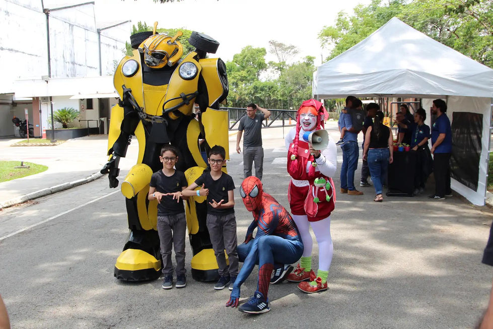 Artistas realizando performances circenses interativas em evento.