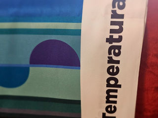 Faixa branca com o texto 'Temperatura'. Em um fundo colorido.