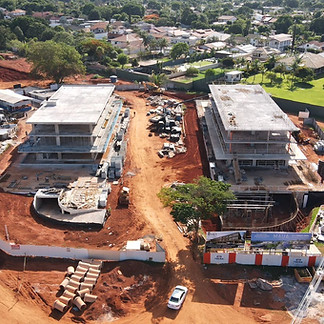 Construção civil em progresso com edifícios e casas, mostrando a área de trabalho.