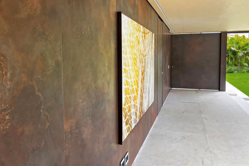 Residência exclusiva em Laranjeiras RJ. Ampla, iluminada, minimalista em cimento queimado, com área externa de lazer e lago sereno integrado à natureza.