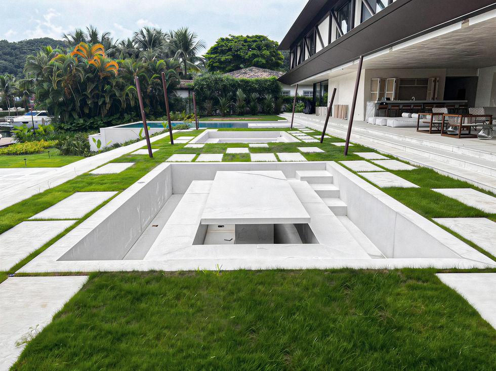 Residência exclusiva em Laranjeiras RJ. Ampla, iluminada, minimalista em cimento queimado, com área externa de lazer e lago sereno integrado à natureza.