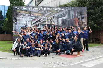 Grupo anima reunidos sorrindo e comemorando