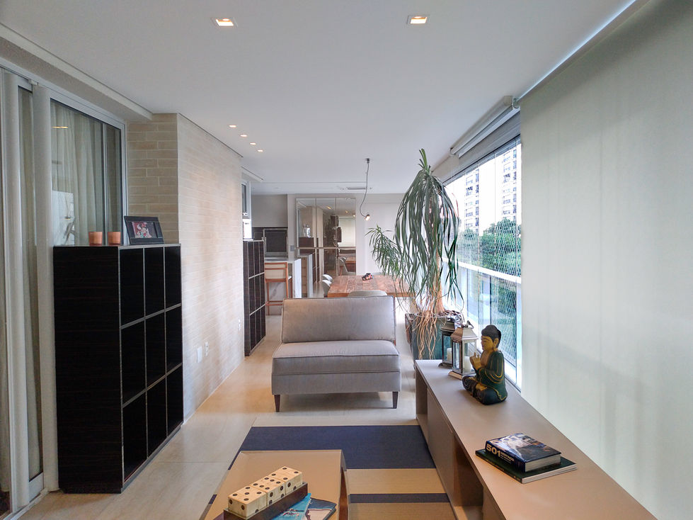 Reforma de apartamento em São Paulo, criando varanda gourmet com marcenaria planejada, integração de ambientes e design contemporâneo que une sofisticação e funcionalidade.