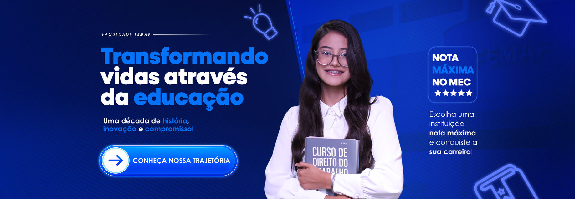 Mulher sorridente segura livro 'Curso de Direito do Trabalho'