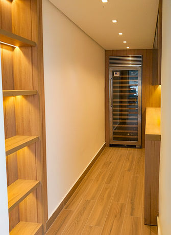 Reforma de apartamento em São Paulo, criando varanda gourmet com marcenaria planejada, integração de ambientes e design contemporâneo que une sofisticação e funcionalidade.