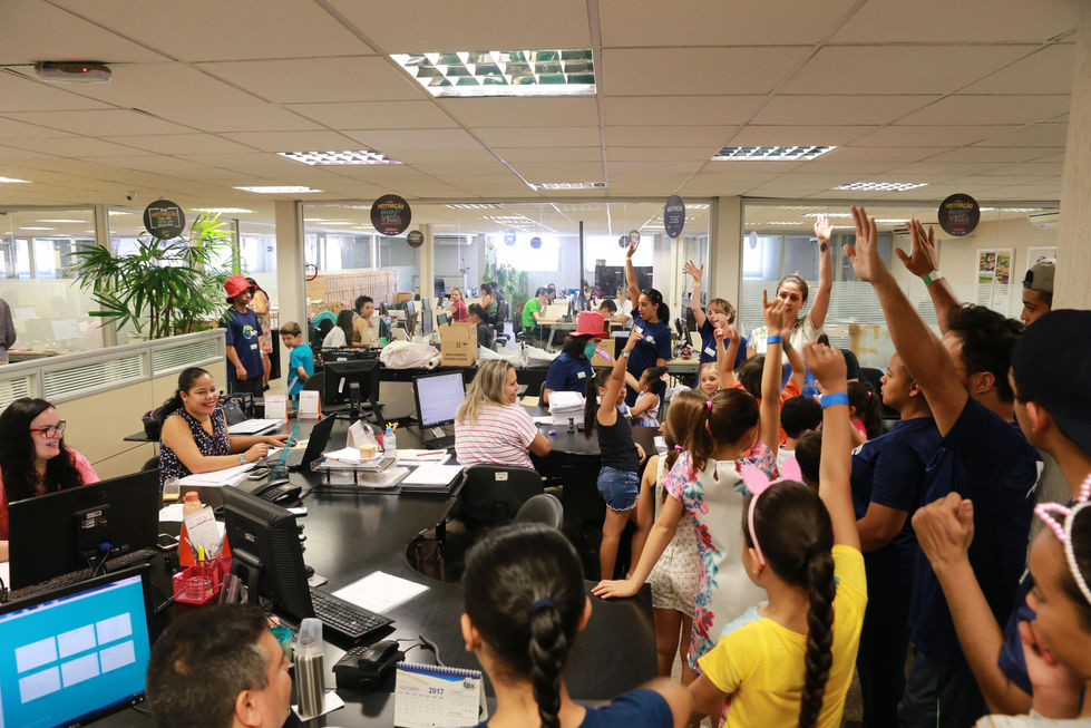 Famílias interagindo em atividades lúdicas durante evento corporativo.