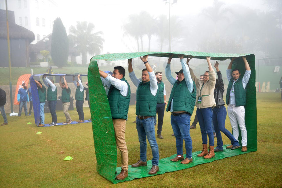 Colaboradores participando de dinâmicas em grupo para fortalecer o trabalho em equipe.