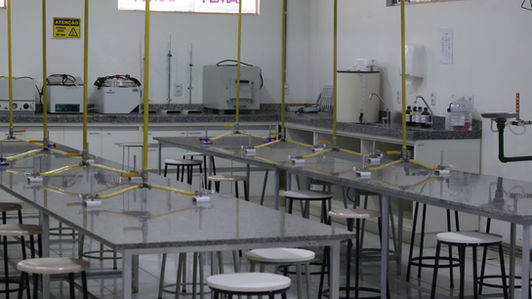 Laboratório de ciências com bancadas e equipamentos.