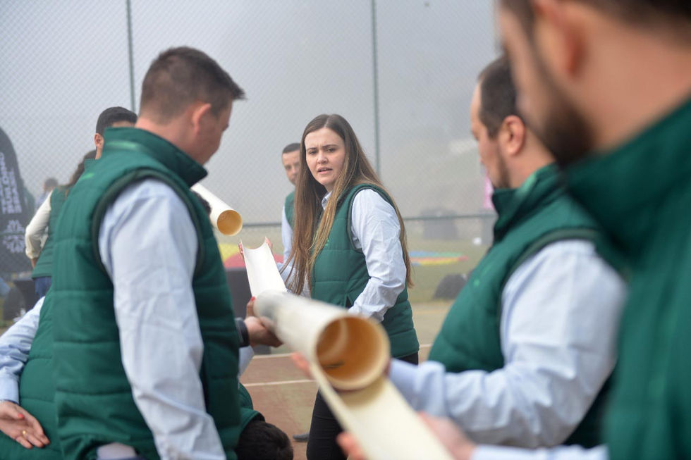 Colaboradores participando de dinâmicas em grupo para fortalecer o trabalho em equipe.