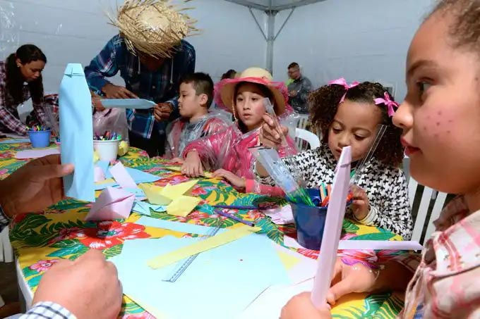 Colaboradores criando artesanato típico em oficina de São João.
