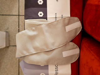 Camisas diversas e embalagens com logotipo da empresa Lesser, sobre fundo vermelho.