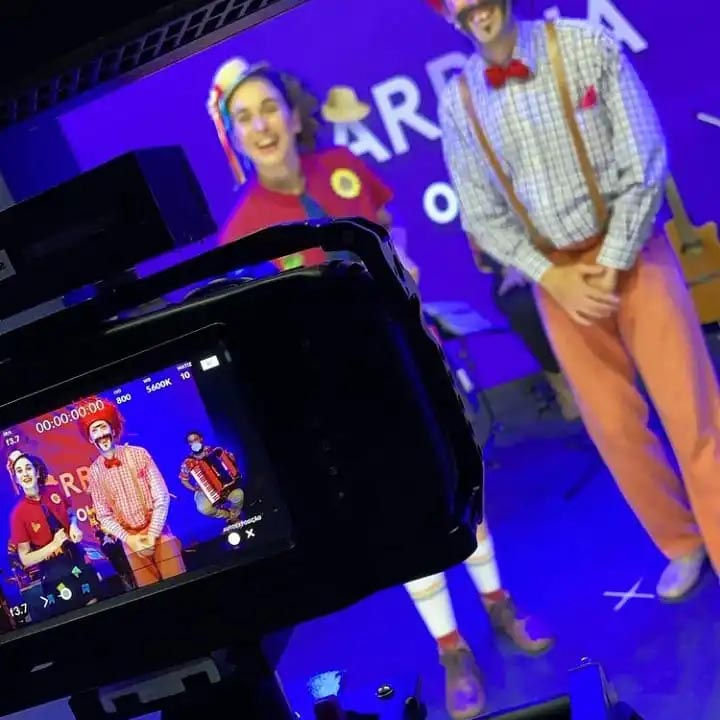 Equipe reunida em videoconferência interativa durante evento corporativo virtual.