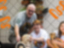 Foto dos voluntários cuidando de alguns animais