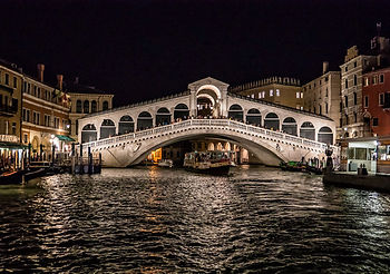 Die Rialtobrücke (italienisch Ponte di Rialto) in Venedig ist eines der bekanntesten Bauwerke der Stadt.