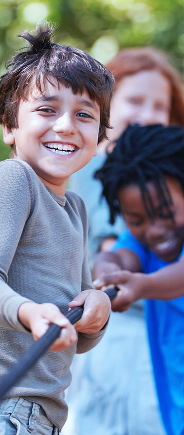 Kinder spielen Tauziehen