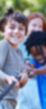 Kinder spielen Tauziehen